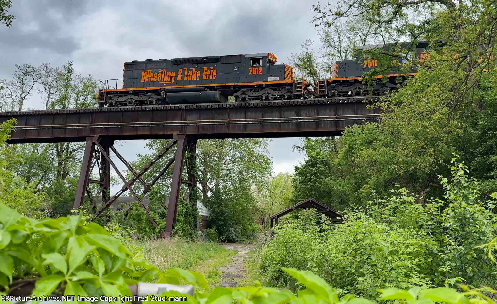 WE 7012 steps out onto Cascade Locks Bridge.